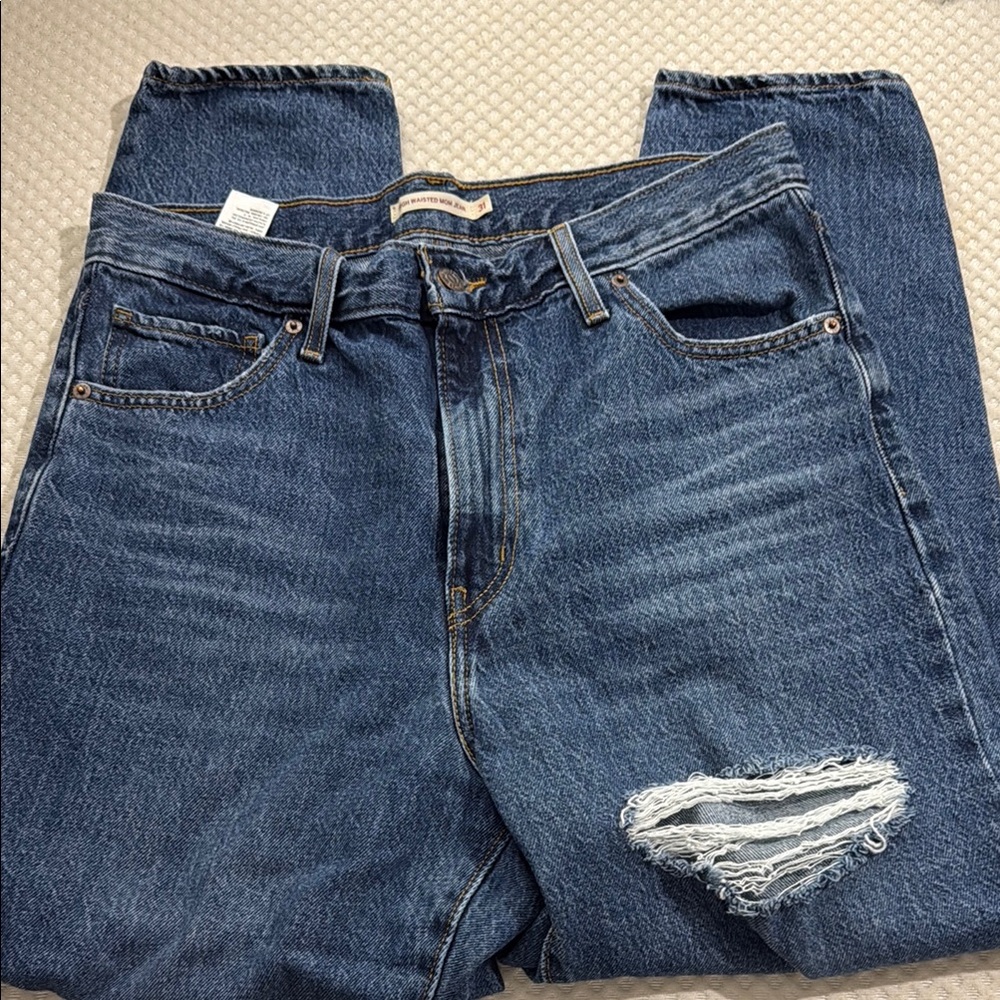 Levi’s High Waisted ripped Mom Jean size 31